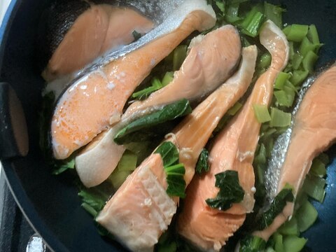 小松菜と鮭の蒸し焼き